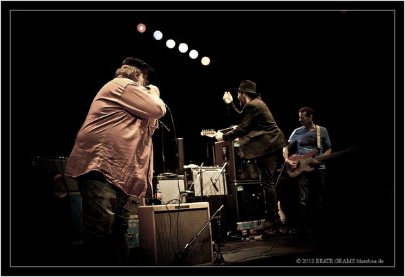 22 Jens Jordan (Germany), Colin Linden & John Dymond (Canada) - Grand final: “Hosted-Session” - 23. Bluesfestival Eutin 2012 - Sonntag, 20. Mai