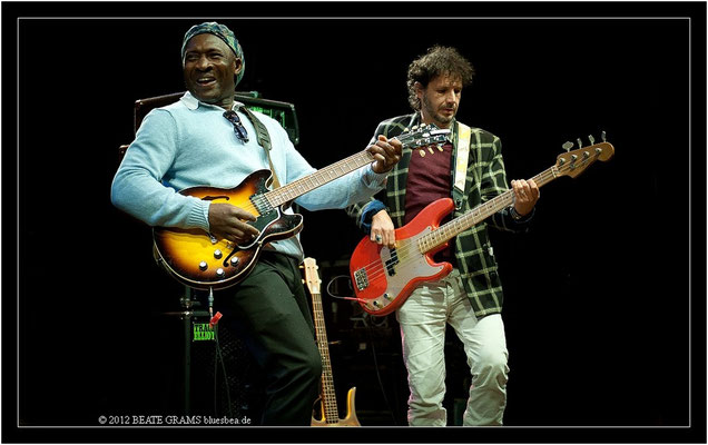 16 Roland Tchakounte & Laurent Legall (Cameroon) - Grand final: “Hosted-Session” - 23. Bluesfestival Eutin 2012 - Sonntag, 20. Mai