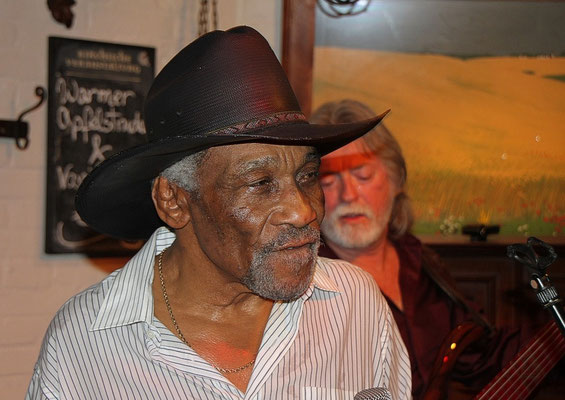 Foto:K.U.Schlüter - Mac Arnold & Plate Full O'Blues, 29.10.2010 "Alte Mühle" Eutin