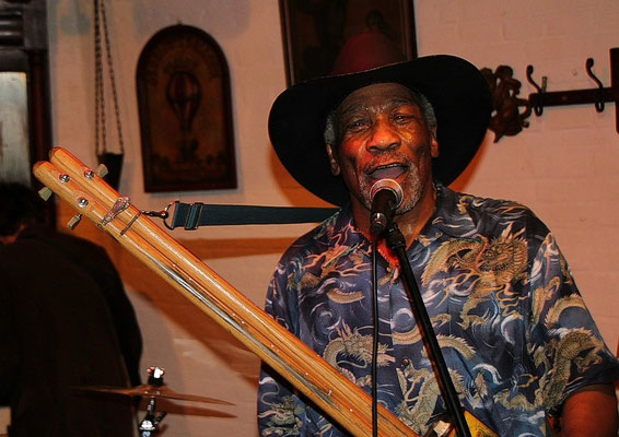Foto:K.U.Schlüter - Mac Arnold & Plate Full O'Blues, 29.10.2010 "Alte Mühle" Eutin