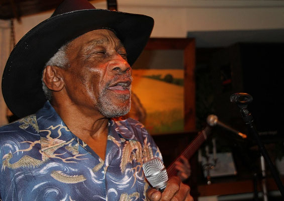Foto:K.U.Schlüter - Mac Arnold & Plate Full O'Blues, 29.10.2010 "Alte Mühle" Eutin