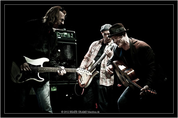 8 Adam Coolish (Poland), Matt Murphy & Frank Morey (USA) - Grand final: “Hosted-Session” - 23. Bluesfestival Eutin 2012 - Sonntag, 20. Mai