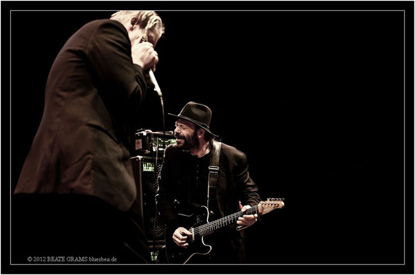 20 Marc Breitfelder (Germany) & Colin Linden (Canada) - Grand final: “Hosted-Session” - 23. Bluesfestival Eutin 2012 - Sonntag, 20. Mai