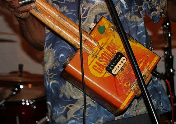 Foto:K.U.Schlüter - Mac Arnold & Plate Full O'Blues, 29.10.2010 "Alte Mühle" Eutin