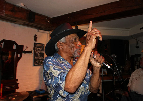 Foto:K.U.Schlüter - Mac Arnold & Plate Full O'Blues, 29.10.2010 "Alte Mühle" Eutin