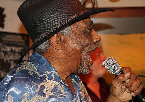 Foto:K.U.Schlüter - Mac Arnold & Plate Full O'Blues, 29.10.2010 "Alte Mühle" Eutin