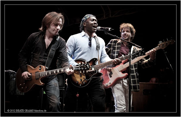 15Mick Ravassat, Roland Tchakounte & Laurent Legall (Cameroon) - Grand final: “Hosted-Session” - 23. Bluesfestival Eutin 2012 - Sonntag, 20. Mai