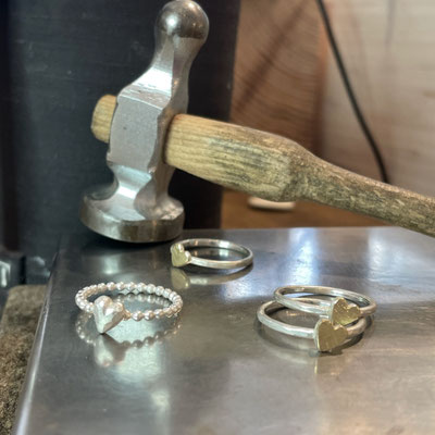 Kugelring Silber mit Herz 189,-. Mini-Herzring Silber & Gold 139,-