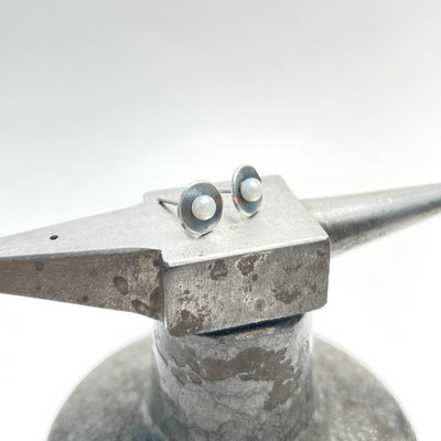 Ohrstecker Schälchen Silber oxydiert, SW-Zuchtperlen. Schälchen ca. 7mm. Paar 69,-