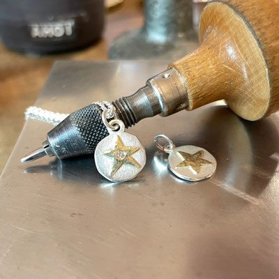 "Sterntaler" Durchmesser ca. 10 mm. Silber, Gold 750/-, mit Vintage-Brillant ab 190,-, ohne Stein ab 85,-