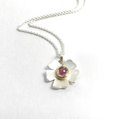 Blüte Durchm. 14 mm, Silber, Rosa Turmalin 6 mm, Goldfassung 750/-. 220,- (verkauft)