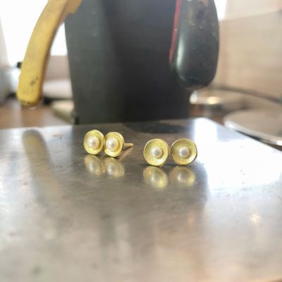 Ohrstecker Schälchen 750/- Gold, SW-Zuchtperlen. Schälchen ca. 7 mm. Ab 290,-