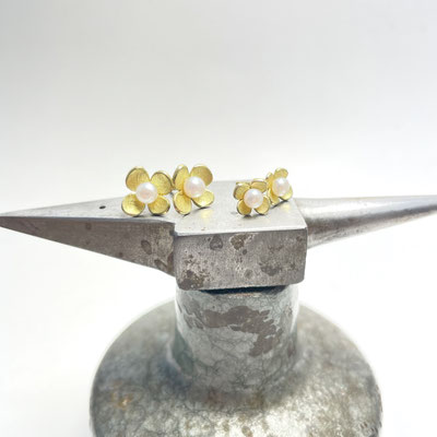 Blüten-Ohrstecker 750/- Gold zwei Größen 275,- und 320,-