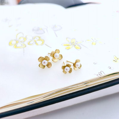 Ohrstecker Blüten 750/- Gold mit SW-Zuchtperlen. Klein (7 mm) 290,-. Groß (9 mm) 390,-