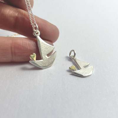 Kleines Segelschiffchen Silber mit Goldherz. Über den Shop bestellbar.