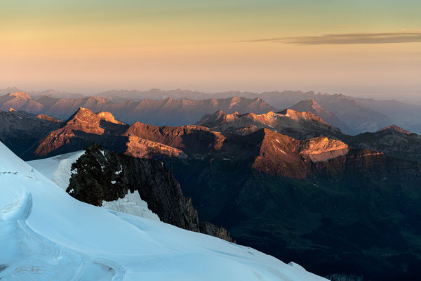 Blick ins Berner Oberland und ins Schweizerische Mittelland; Blick vom Jungfraujoch am Morgen des 20.7.2020