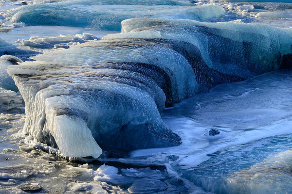 Eisformation, gekalbt vom  Breidamerkurjökull in der Gletscherbucht von Jökulsarlon; beeindruckende Marmorierung