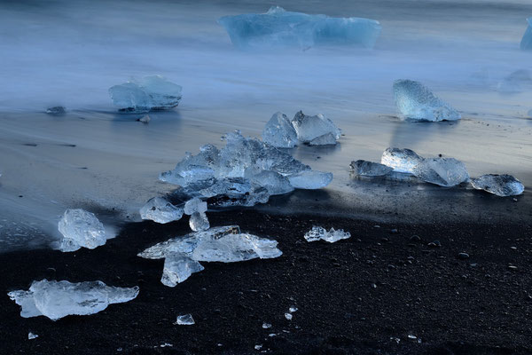 Eisbrocken des Breidamerkurjökull, angeschwemmt an den schwarzen Lavasandstrand der Küste vor Jökulsarlon
