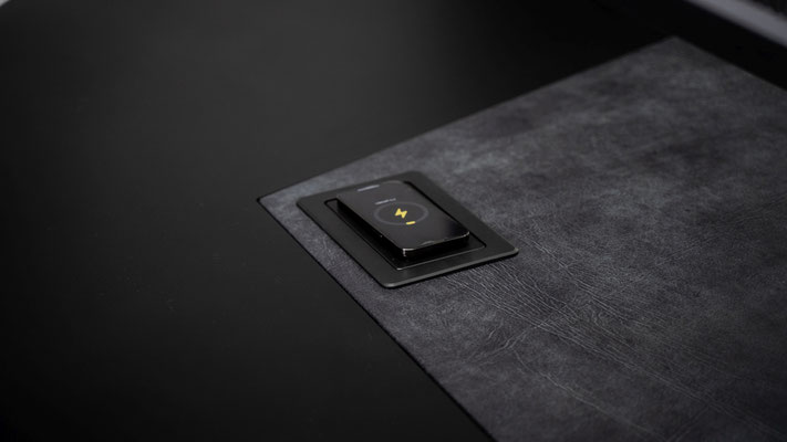 SAPHIR no.1 - Luxusbuermöbel mit integrierter Technik