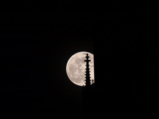 2019 - Der Mond zieht um den Dom