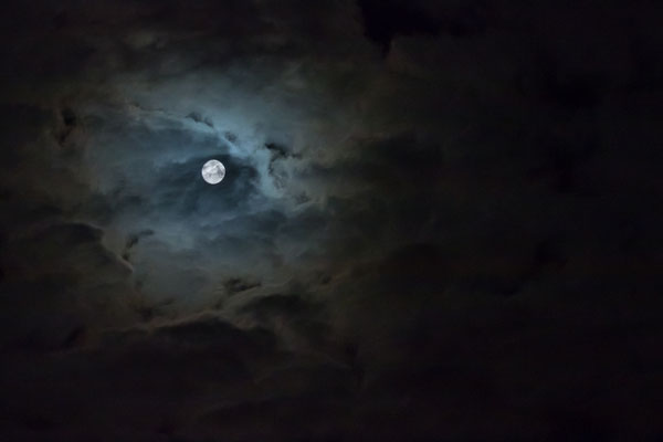 2015 - Wolkenspiel mit dem Mond