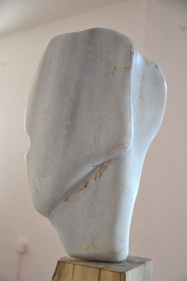 Willkommen I, Grichischer Marmor, Nussbaum, 155 x 45 cm, © Susanne Musfeldt-Gohm