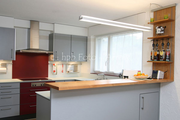 Moderne Küche 2-farbig, mit Kirschbaumholz kombiniert. Hersteller: Küchen-Türen.ch