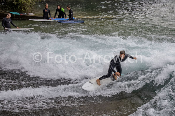 Thun, Aare, Wellenreiter bei der unteren Schleuse