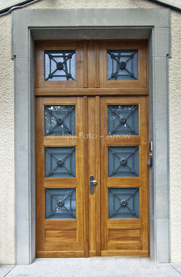 Nachgebaute Sicherheits-Haustüre bei einer Botschaft in Bern, Originalgitter restauriert. Hersteller: Küchen-Türen.ch