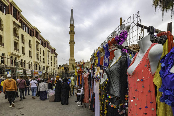 Ägypten, Bazar in Kairo, Gegensätze von traditionell gekleideten/verhüllten Frauen und relativ freizügige Damenmode am Verkaufsstand.