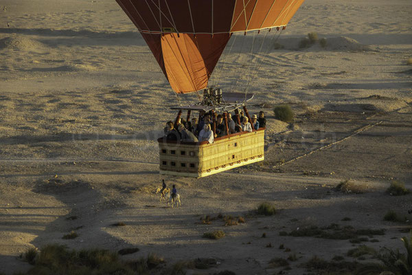 Ägypten, Luxor ca. 30 Heissluftballone starten fast gleichzeitig, jeder Korb hat etwas über 30 Passagiere