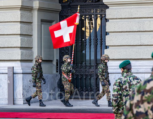 Empfang das Diplomatschen Korps im Bundeshaus Bern 2020, umrahmt von den Dragoner 1779 und der Schweizer Armee mit Militärmusik