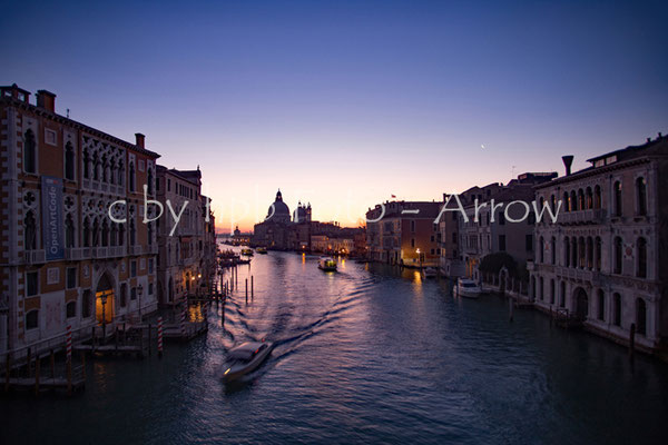 Blaue Stunde in Venedig, von der Ponte Academia über dem Canale Grande