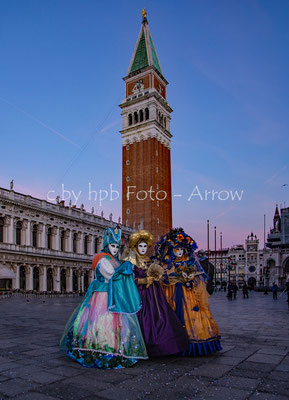 Zur blauen Stunde: Venezia, Piazza san Marco mit dem Campanile di San Marco, 98.6 Meter hoch, stürzte 1902 ein. Auf dem Dach ist die vergoldete Statue Erzengel Gabriel.