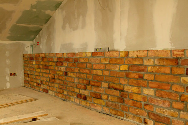 Mauer im Schlafbereich