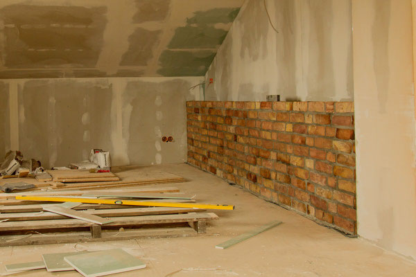 Mauer im Schlafbereich