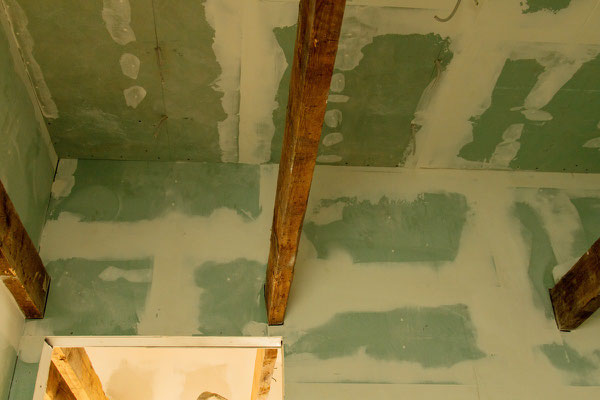 Die Decke im Bad frisch verspachtelt