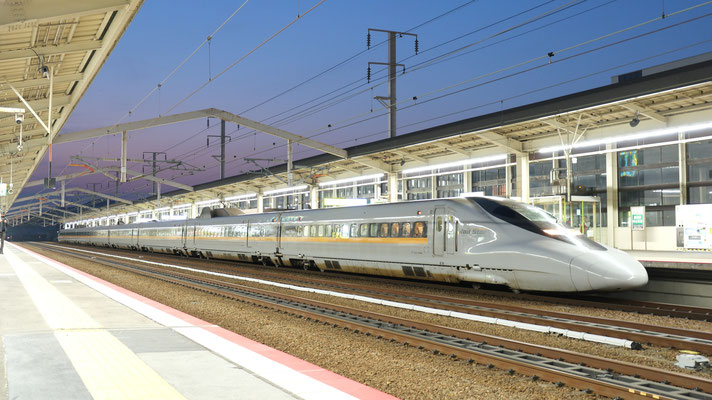 姫路駅の新幹線700(E8), Shinkansen 700, Formation E8 in Himeji von Ingo Weidler