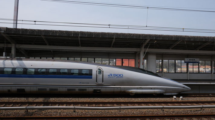 新倉敷駅の新幹線500(V8), Shinkansen 500, Formation V8 in Shin-Kurashiki von Ingo Weidler