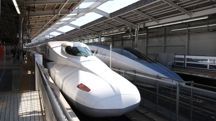 新大阪駅の新幹線500(V4)そして新幹線N700S(X35), Shinkansen 500 (V4) und N700Supreme (X35) in Shin-Osaka von Ingo Weidler