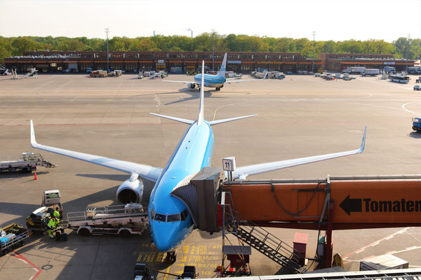 Zwei Boeings 737der KLM. Bei der vorderen handelt es sich um eine B737-800 und bei der Hinteren ummeine B737-700Winglet. Beide warem am 29.04.2019 in Berlin-Tegel. Das bild wurde von Steve Baaß gemacht.