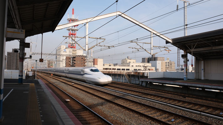 福山駅の新幹線N700S(J26), Shinkansen N700Supreme, Formation J26 in Fukuyama von Ingo Weidler