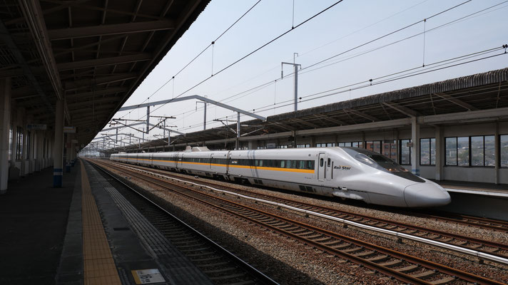 新倉敷駅の新幹線700(E7), Shinkansen 700, Formation E7 in Shin-Kurashiki von Ingo Weidler