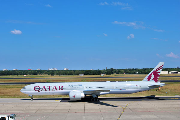 Boeing 777-300ER Qatar Airways, Rollt zur Park Position, 26.07.2018, Berlin Tegel, Steve Baaß