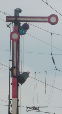 Der obere Signalflügel zeigt waagerecht nach links in Hirschhaid