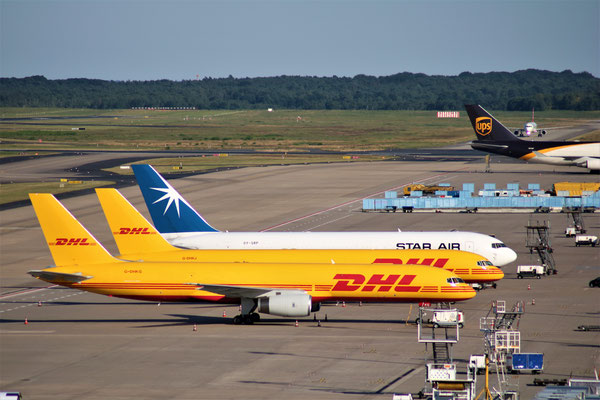 zwei Boeing 757-200F der DHL und eine Boeing 767F der Star Air, Köln-Bonn Airport, 01.07.2018, Steve Baaß