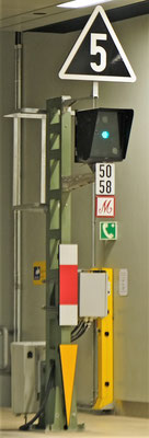 Mehrabschnittssignal mit weiß-rot-weißem Mastschild mit Vorsignalfunktion in Flughafen BER Terminal 1-2