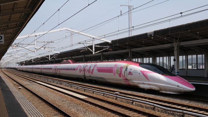 新倉敷駅の新幹線500(V2), Shinkansen 500, Formation V2 "Hello-Kitty" in Shin-Kurashiki von Ingo Weidler