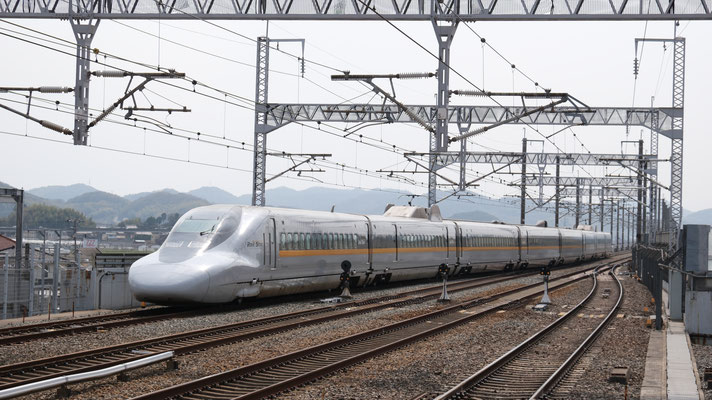 新倉敷駅の新幹線700(E2), Shinkansen 700, Formation E2 in Shin-Kurashiki von Ingo Weidler