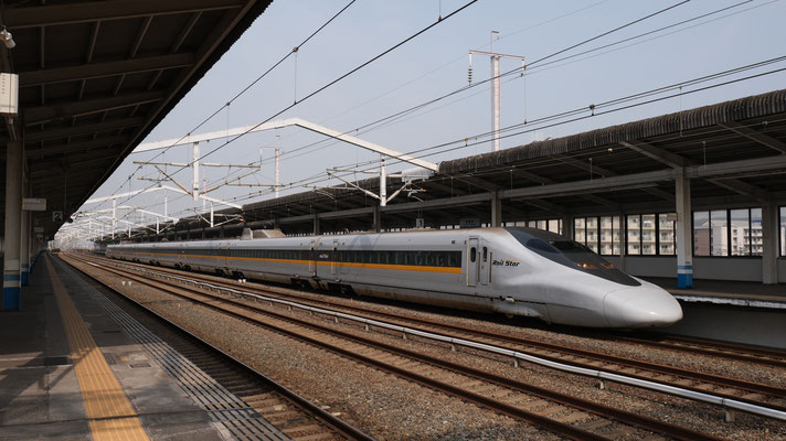 新倉敷駅の新幹線700(E1), Shinkansen 700, Formation E1 in Shin-Kurashiki von Ingo Weidler